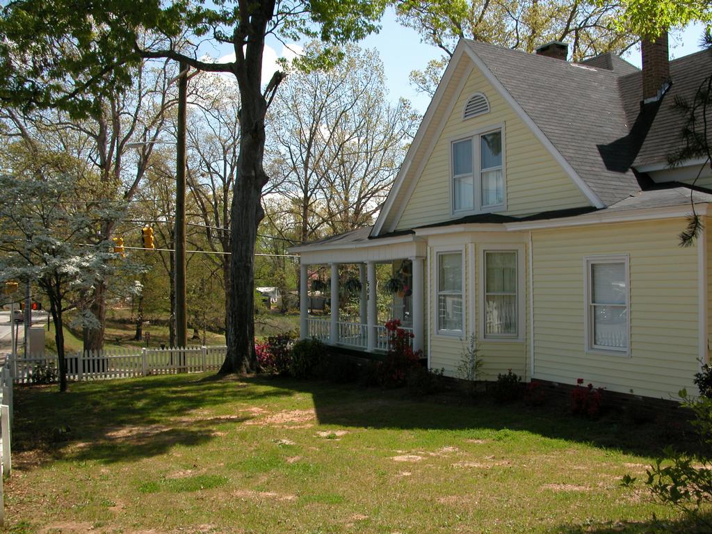 Pictures for Yellow House Landrum in Landrum, SC 29356